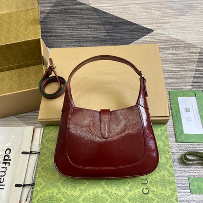 Petit sac bandoulière Jackie 27 en cuir de veau laqué craquelé rouge vin, accessoires dorés
