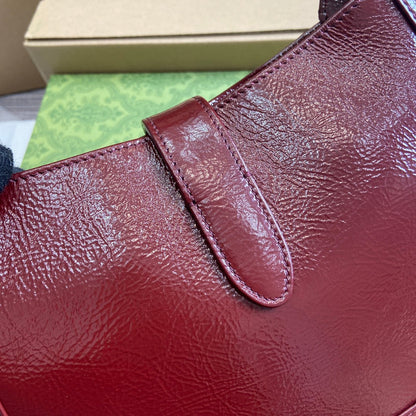 Petit sac bandoulière Jackie 27 en cuir de veau laqué craquelé rouge vin, accessoires dorés