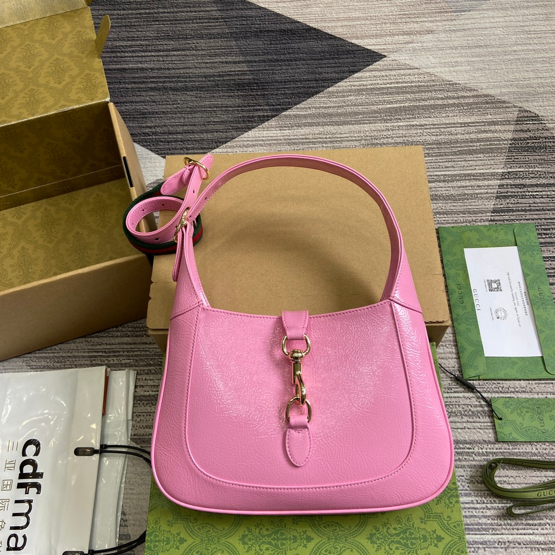 Petit sac bandoulière Jackie 27 en cuir de veau laqué craquelé rose, accessoires dorés 