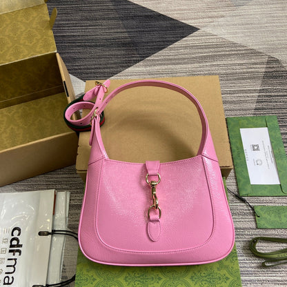 Petit sac bandoulière Jackie 27 en cuir de veau laqué craquelé rose, accessoires dorés 