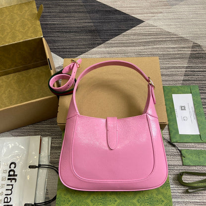 Petit sac bandoulière Jackie 27 en cuir de veau laqué craquelé rose, accessoires dorés 