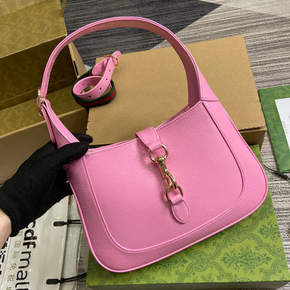 Petit sac bandoulière Jackie 27 en cuir de veau laqué craquelé rose, accessoires dorés 