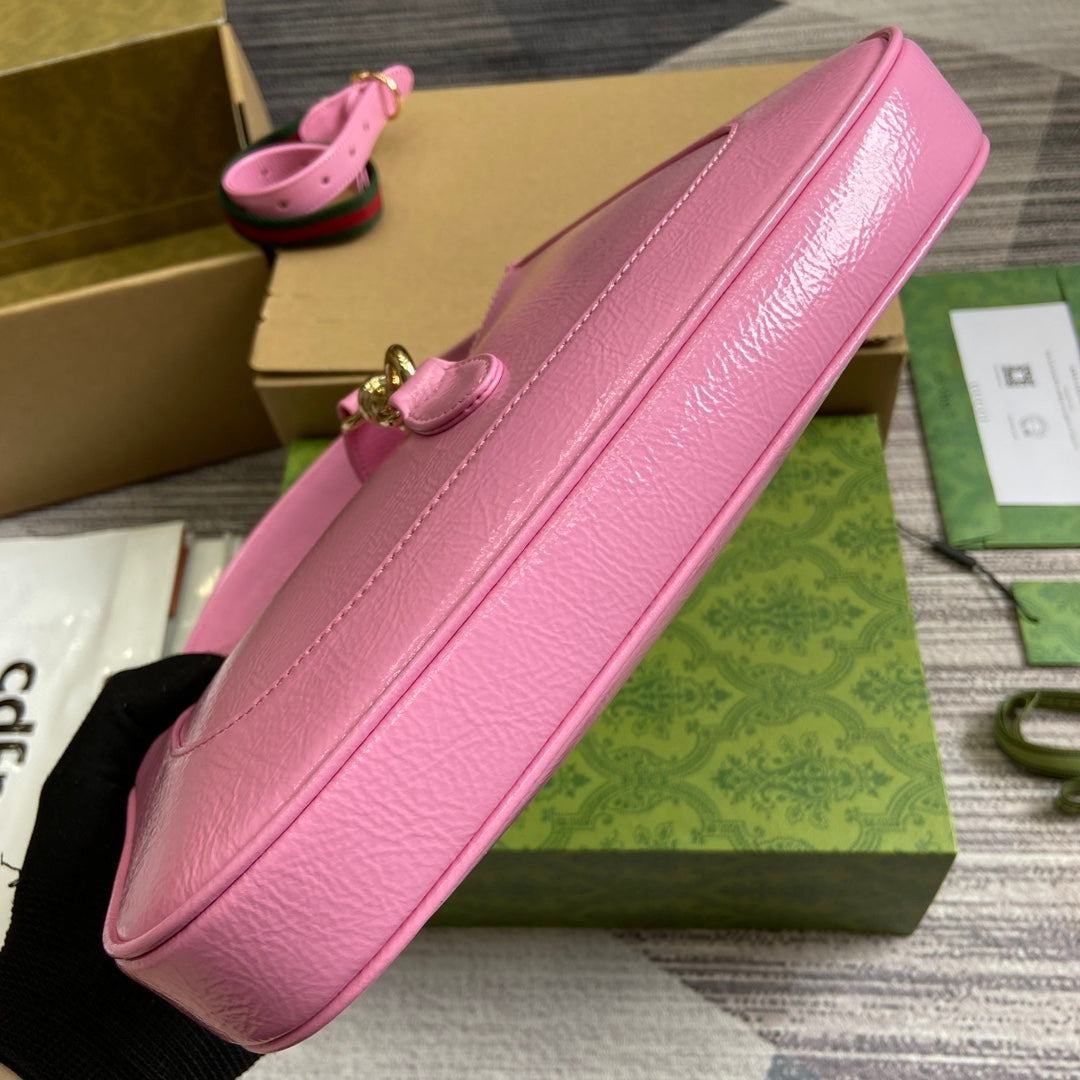 Petit sac bandoulière Jackie 27 en cuir de veau laqué craquelé rose, accessoires dorés 
