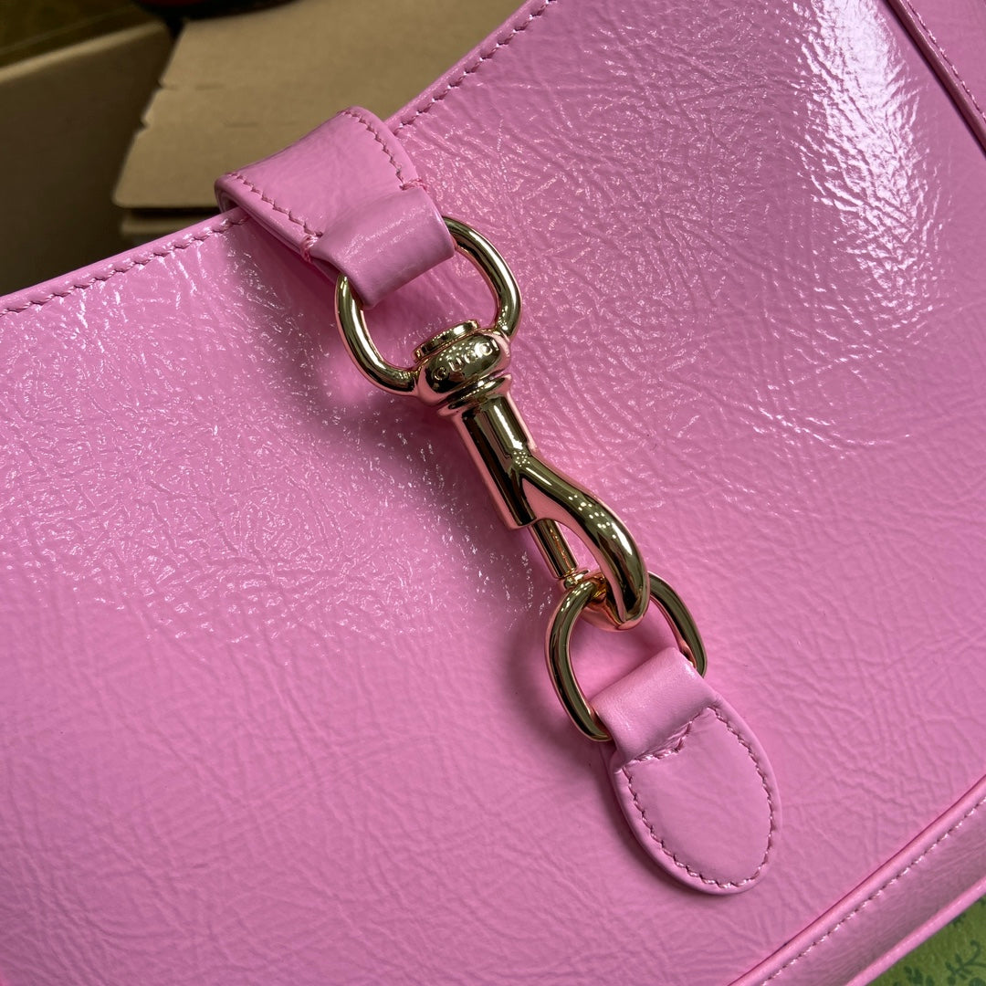 Petit sac bandoulière Jackie 27 en cuir de veau laqué craquelé rose, accessoires dorés 