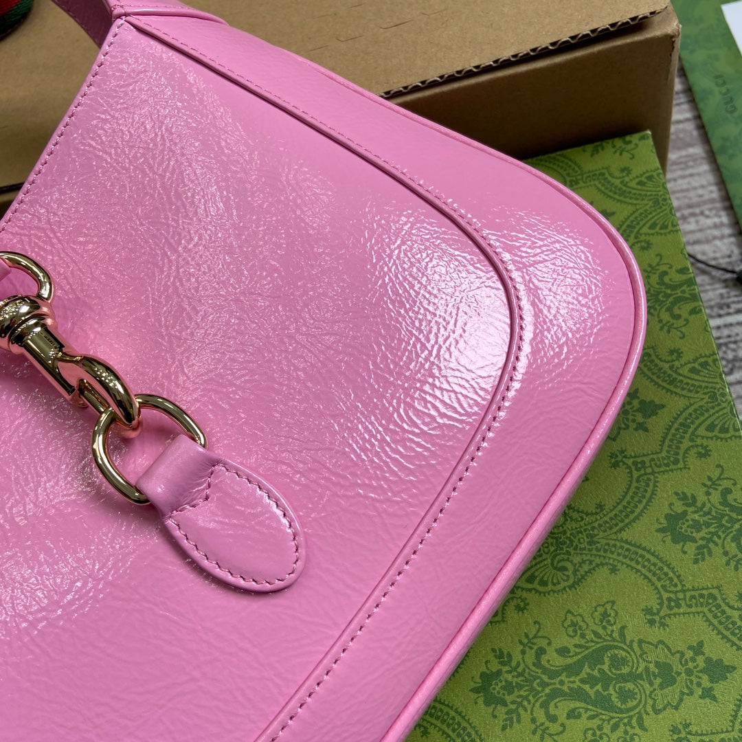 Petit sac bandoulière Jackie 27 en cuir de veau laqué craquelé rose, accessoires dorés 