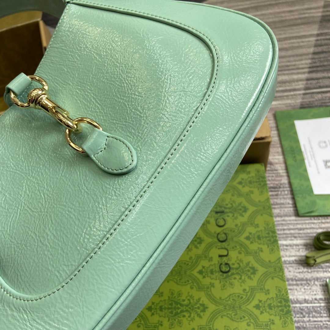 Petit sac bandoulière Jackie 27 en cuir de veau laqué craquelé vert menthe, accessoires dorés 