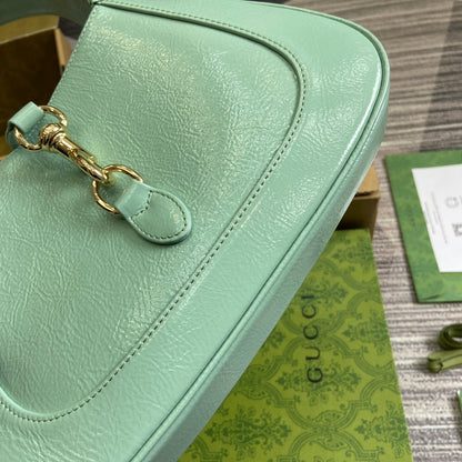 Petit sac bandoulière Jackie 27 en cuir de veau laqué craquelé vert menthe, accessoires dorés 