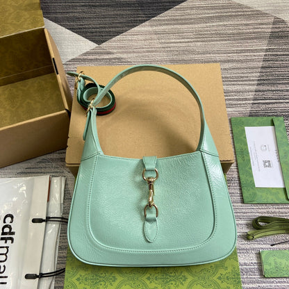 Petit sac bandoulière Jackie 27 en cuir de veau laqué craquelé vert menthe, accessoires dorés 
