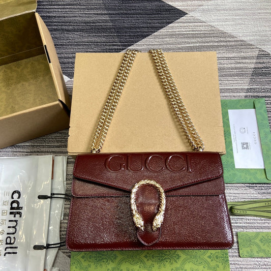 Petit sac bandoulière Dyonysus 28 en cuir de veau embossé laqué rouge vin, accessoires argentés