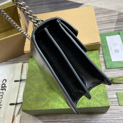 Petit sac bandoulière Dyonysus 28 en cuir de veau embossé laqué noir, accessoires argentés