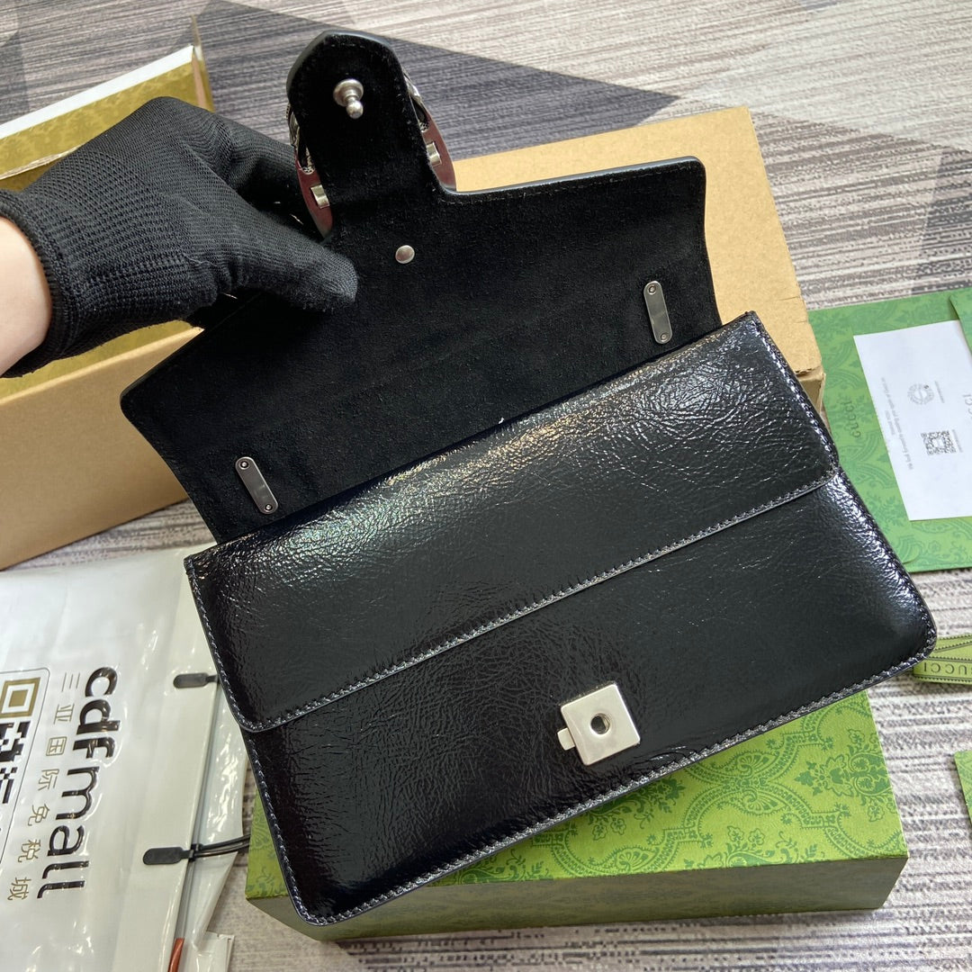 Petit sac bandoulière Dyonysus 28 en cuir de veau embossé laqué noir, accessoires argentés