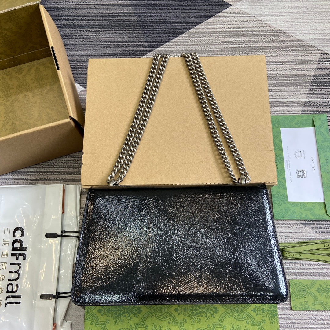 Petit sac bandoulière Dyonysus 28 en cuir de veau embossé laqué noir, accessoires argentés