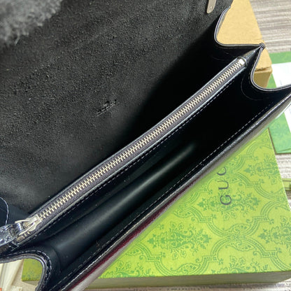 Petit sac bandoulière Dyonysus 28 en cuir de veau embossé laqué noir, accessoires argentés