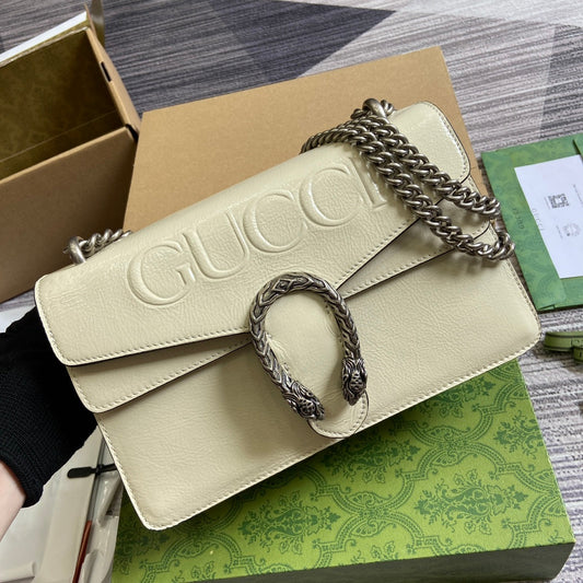 Petit sac bandoulière Dyonysus 28 en cuir de veau embossé laqué blanc, accessoires argentés