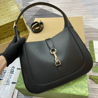 Sac bandoulière Jackie Medium 35 en cuir de veau noir et métal doré 