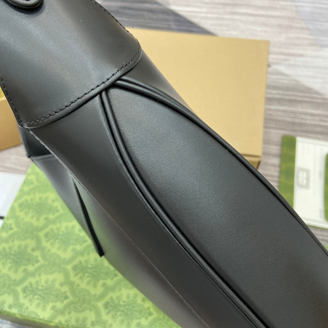 Sac bandoulière Jackie Medium 35 en cuir de veau noir et métal doré 
