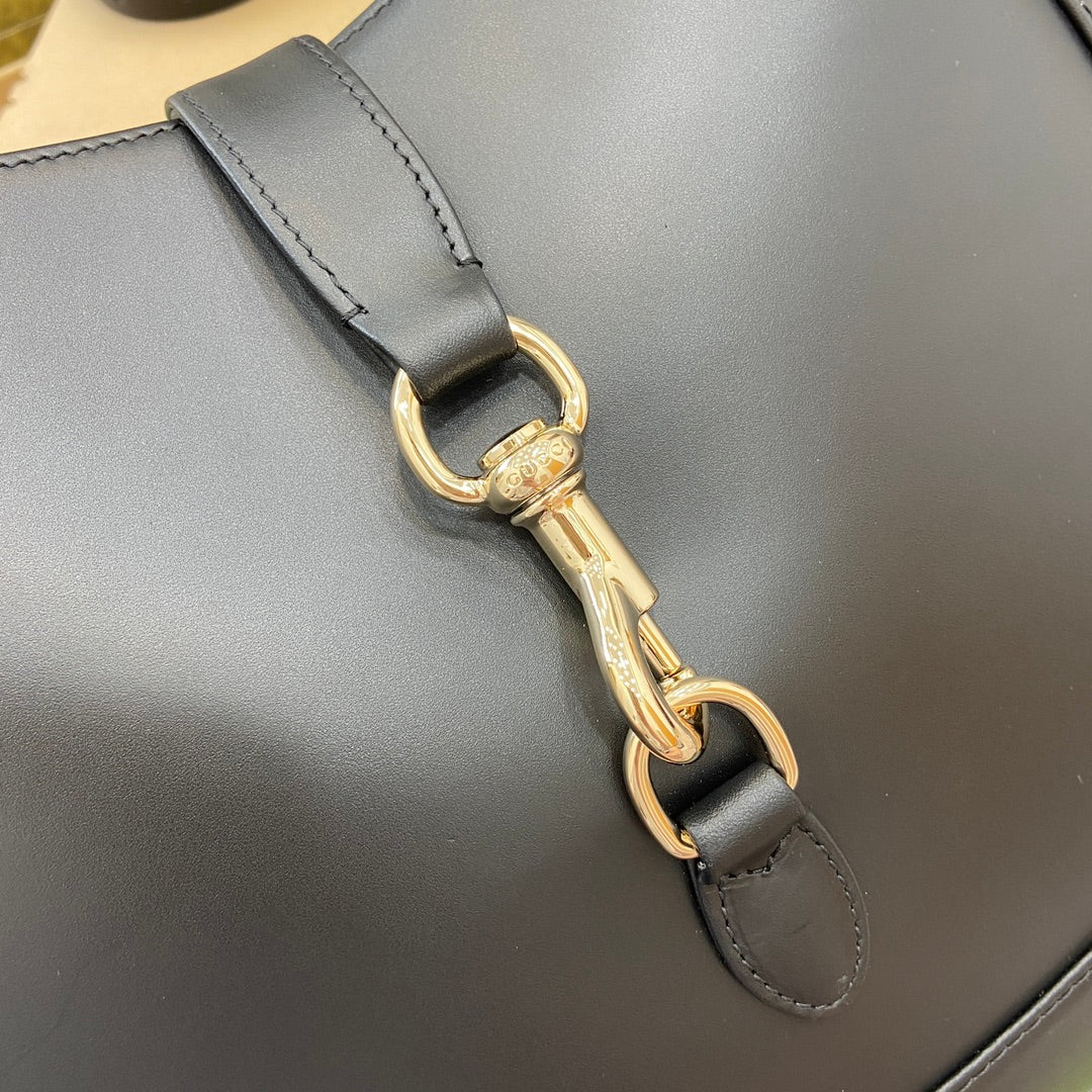 Sac bandoulière Jackie Medium 35 en cuir de veau noir et métal doré 