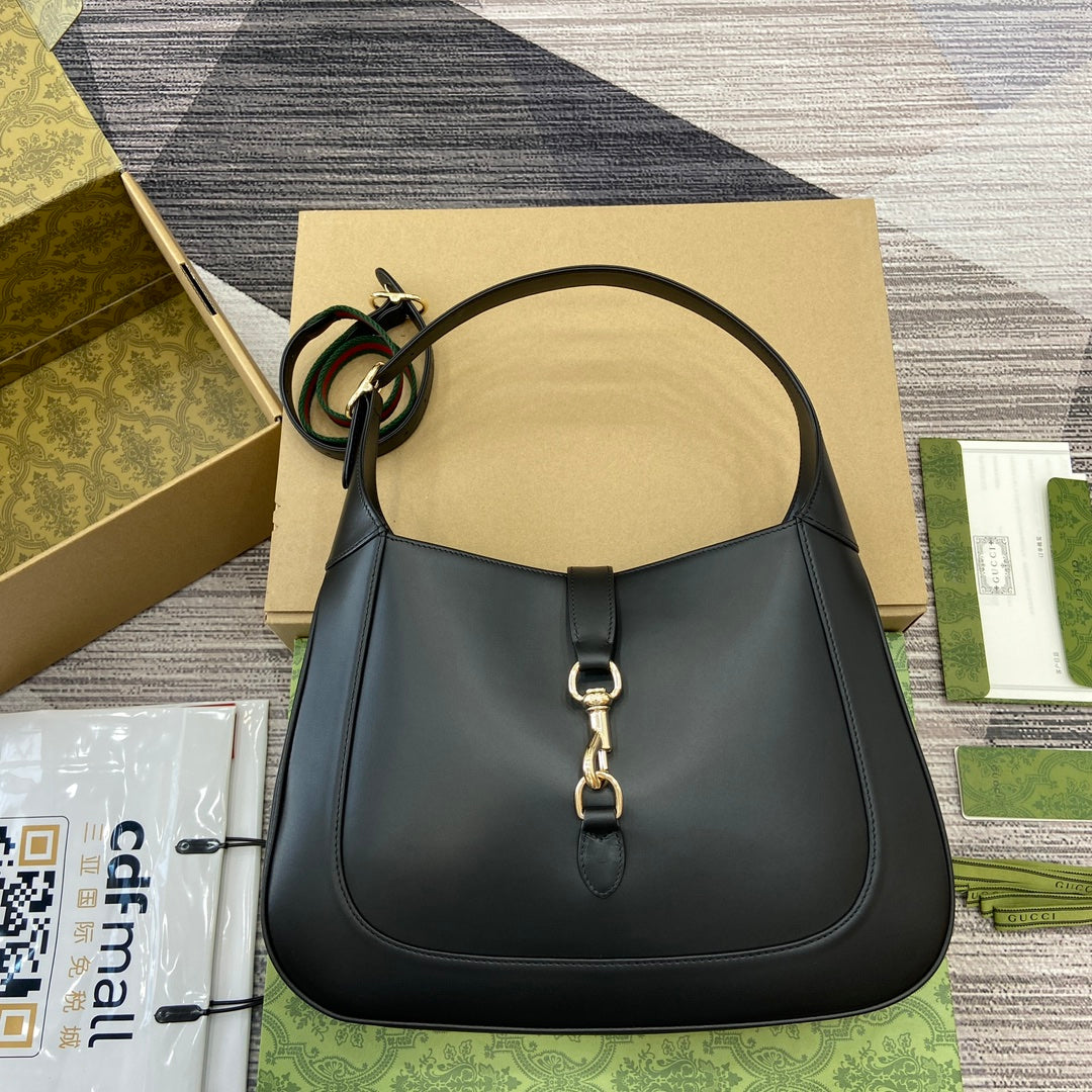 Sac bandoulière Jackie Medium 35 en cuir de veau noir et métal doré 