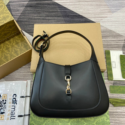 Sac bandoulière Jackie Medium 35 en cuir de veau noir et métal doré 