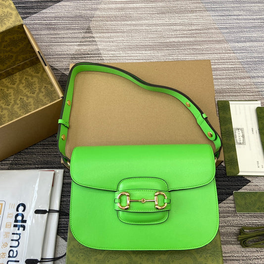 SAC À BANDOULIÈRE HORSEBIT 1955 25 EN CUIR D'AGNEAU VERT THYM QUINCAILLERIE DORÉ