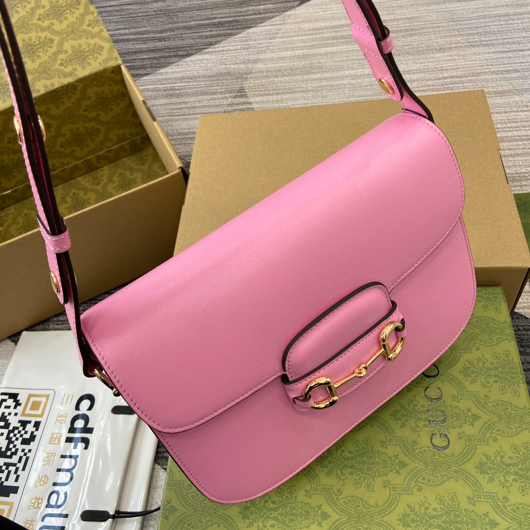 SAC À BANDOULIÈRE HORSEBIT 1955 25 EN CUIR D'AGNEAU ROSE QUINCAILLERIE DORÉ