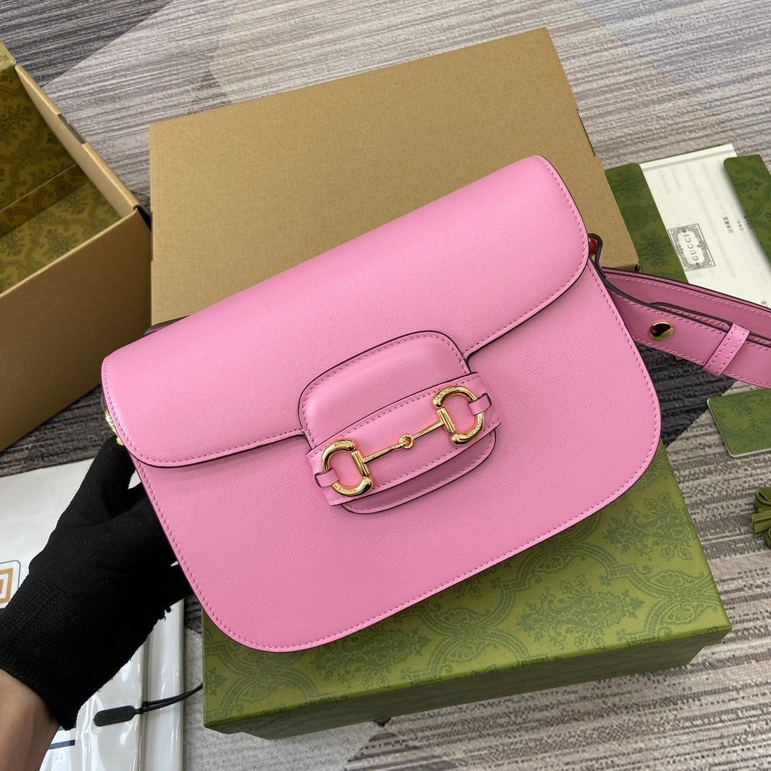 SAC À BANDOULIÈRE HORSEBIT 1955 25 EN CUIR D'AGNEAU ROSE QUINCAILLERIE DORÉ