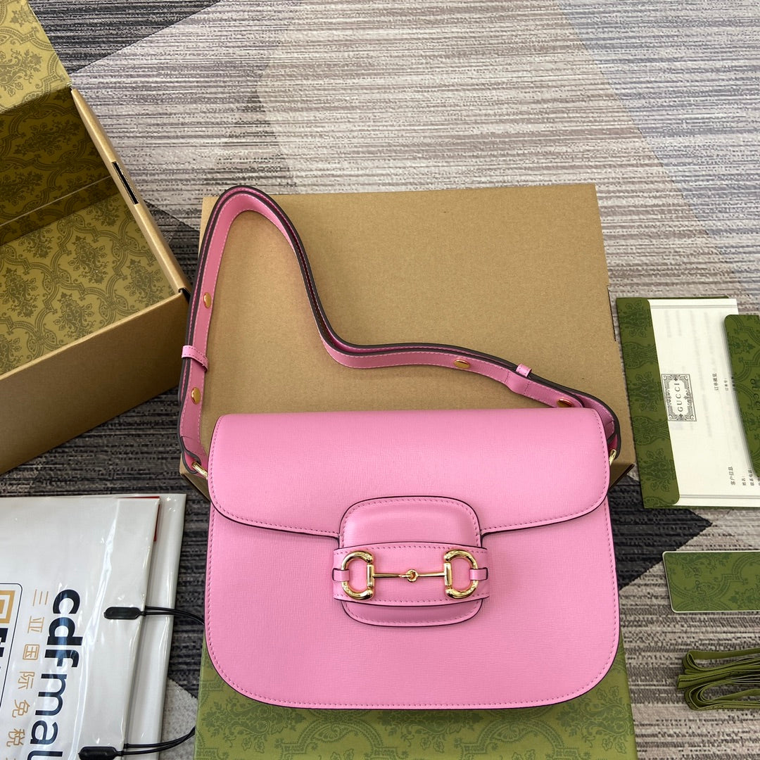 SAC À BANDOULIÈRE HORSEBIT 1955 25 EN CUIR D'AGNEAU ROSE QUINCAILLERIE DORÉ