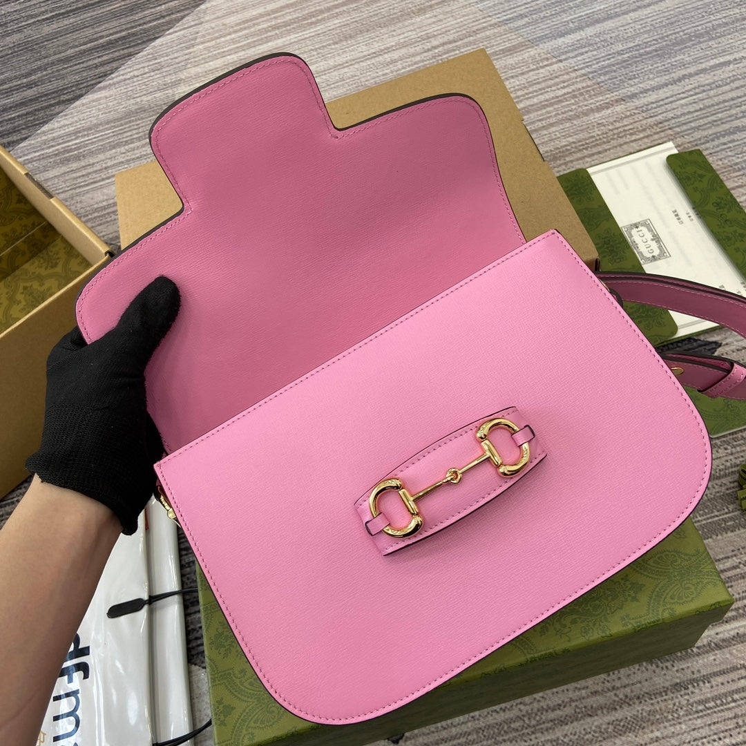SAC À BANDOULIÈRE HORSEBIT 1955 25 EN CUIR D'AGNEAU ROSE QUINCAILLERIE DORÉ