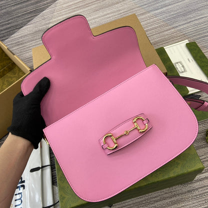 SAC À BANDOULIÈRE HORSEBIT 1955 25 EN CUIR D'AGNEAU ROSE QUINCAILLERIE DORÉ