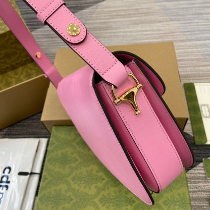 SAC À BANDOULIÈRE HORSEBIT 1955 25 EN CUIR D'AGNEAU ROSE QUINCAILLERIE DORÉ