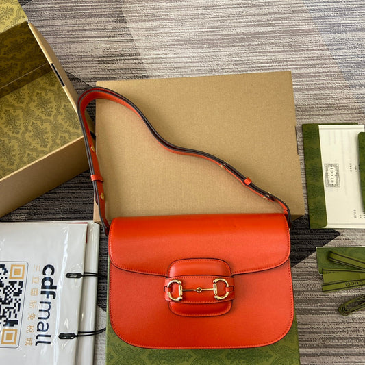 SAC À BANDOULIÈRE HORSEBIT 1955 25 EN CUIR D'AGNEAU ORANGE QUINCAILLERIE DORÉ