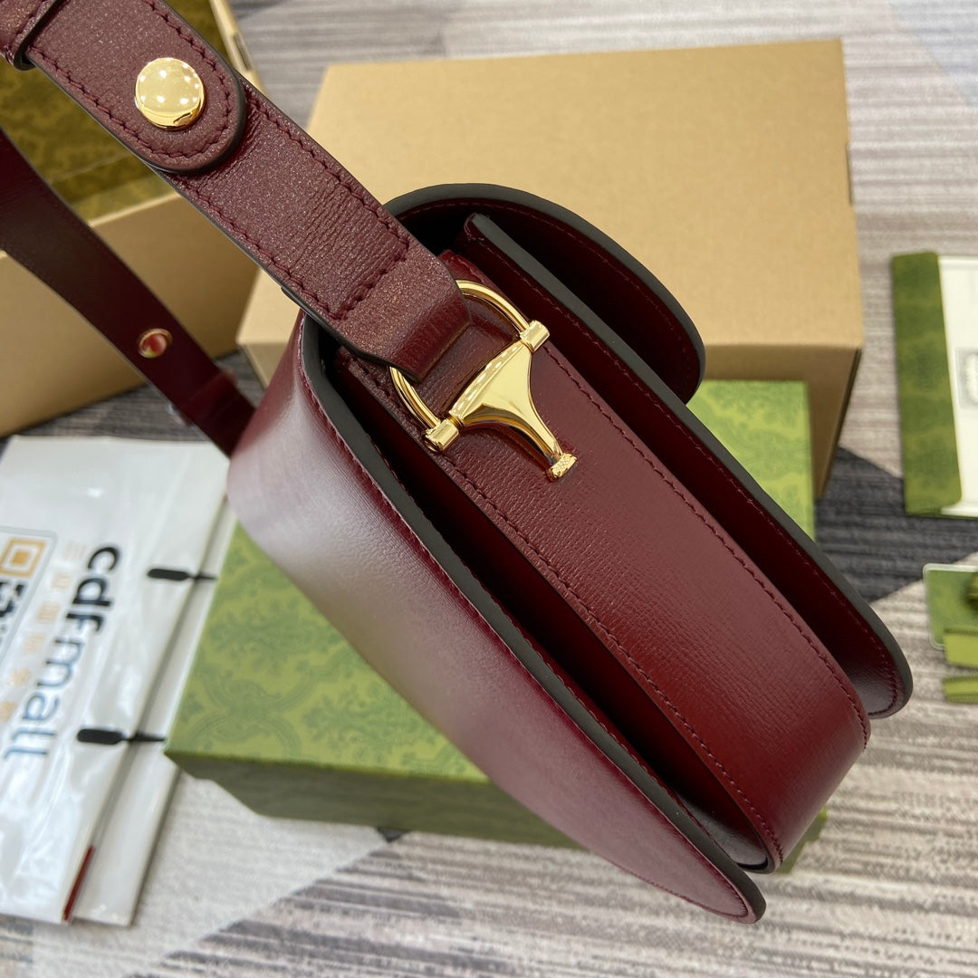 SAC À BANDOULIÈRE HORSEBIT 1955 25 EN CUIR D'AGNEAU ROUGE VIN, QUINCAILLERIE DORÉ