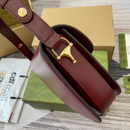SAC À BANDOULIÈRE HORSEBIT 1955 25 EN CUIR D'AGNEAU ROUGE VIN, QUINCAILLERIE DORÉ