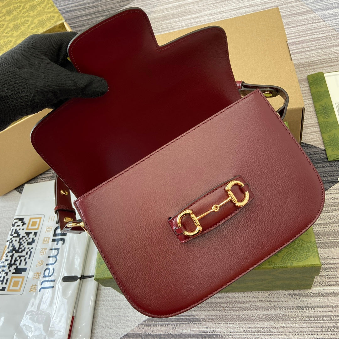 SAC À BANDOULIÈRE HORSEBIT 1955 25 EN CUIR D'AGNEAU ROUGE VIN, QUINCAILLERIE DORÉ