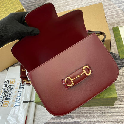 SAC À BANDOULIÈRE HORSEBIT 1955 25 EN CUIR D'AGNEAU ROUGE VIN, QUINCAILLERIE DORÉ
