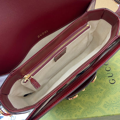 SAC À BANDOULIÈRE HORSEBIT 1955 25 EN CUIR D'AGNEAU ROUGE VIN, QUINCAILLERIE DORÉ