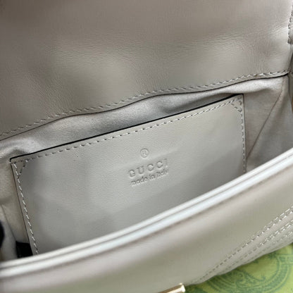 Mini sac à main GG Marmont 13 en cuir de veau blanc