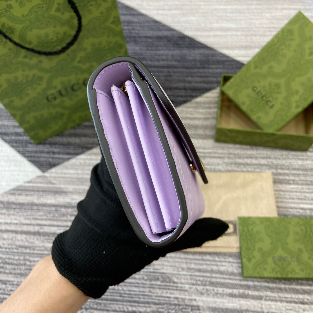 Portefeuille continental 19 pouces en cuir de veau embossé violet clair, matériel doré