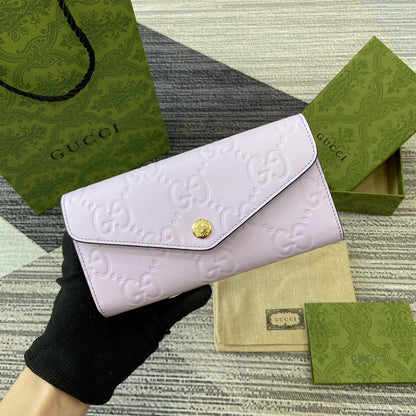 Portefeuille continental 19 pouces en cuir de veau embossé violet clair, matériel doré