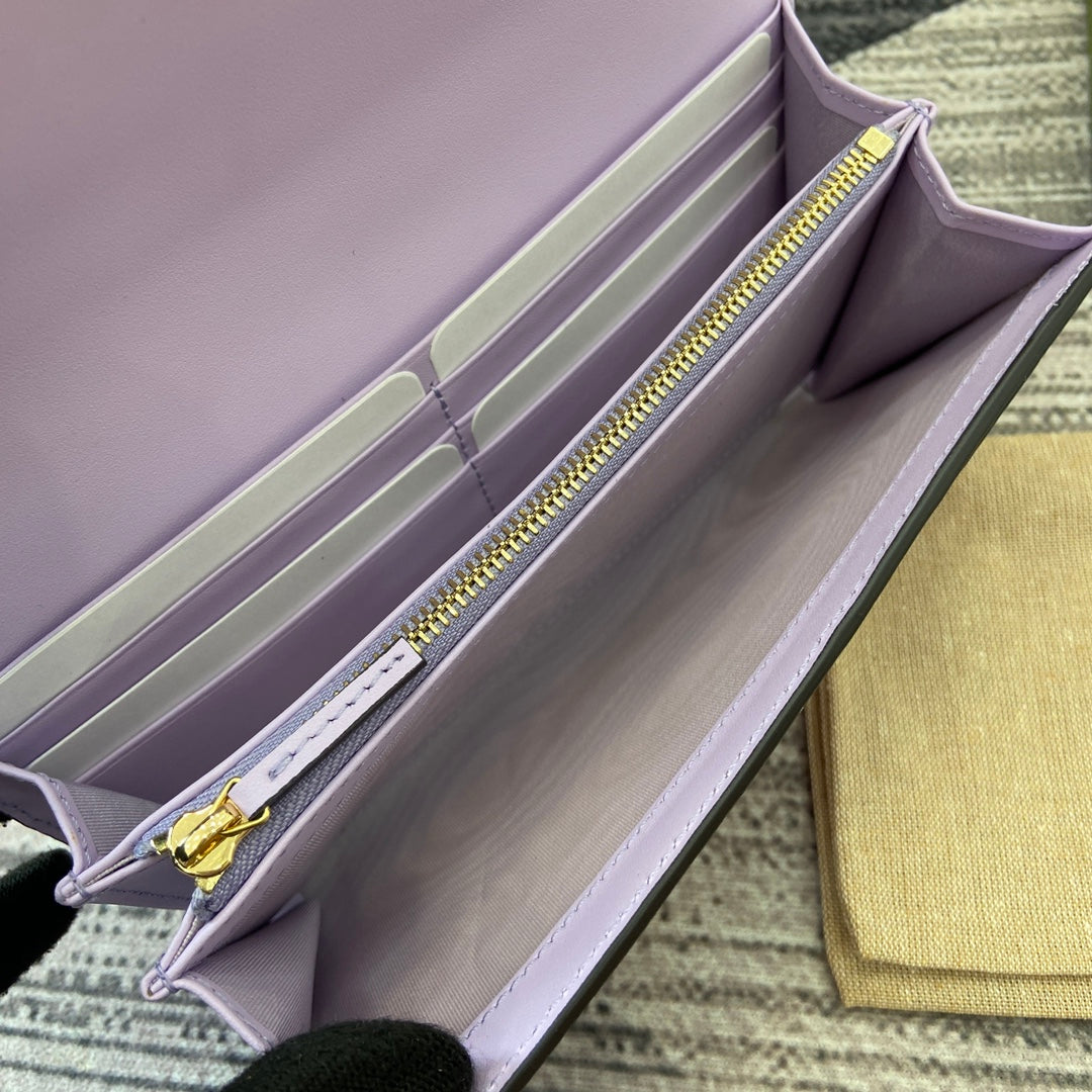 Portefeuille continental 19 pouces en cuir de veau embossé violet clair, matériel doré