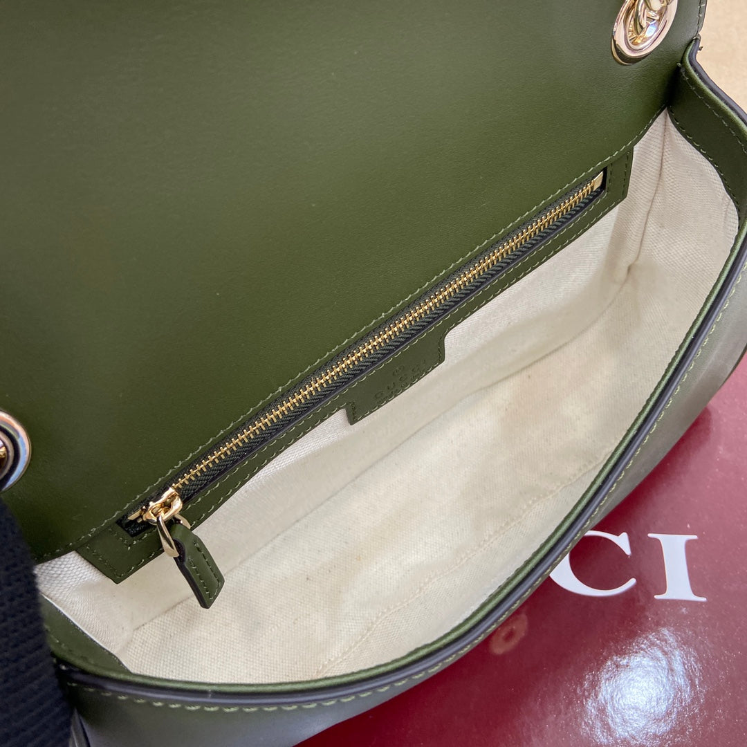 Petit sac bandoulière Blondie 26 en cuir de veau vert genévrier et daim, finitions dorées