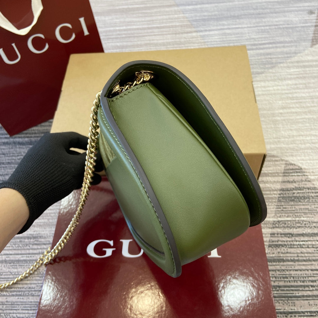 Petit sac bandoulière Blondie 26 en cuir de veau vert genévrier et daim, finitions dorées