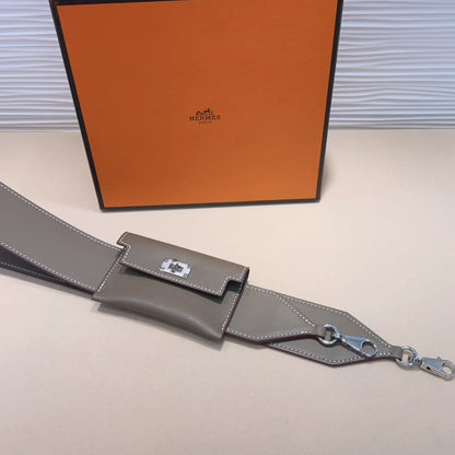 Bandoulière Kelly Pocket 50 mm en cuir Epsom gris avec quincaillerie argentée 