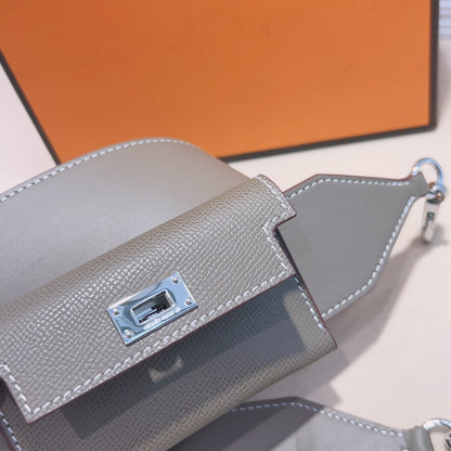 Bandoulière Kelly Pocket 50 mm en cuir Epsom gris avec quincaillerie argentée 