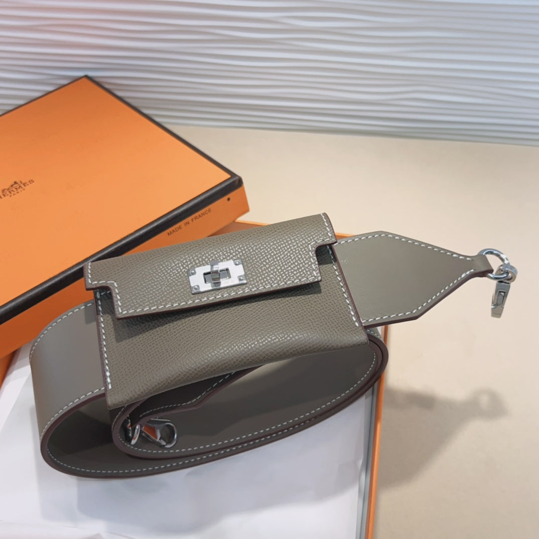 Bandoulière Kelly Pocket 50 mm en cuir Epsom gris avec quincaillerie argentée 