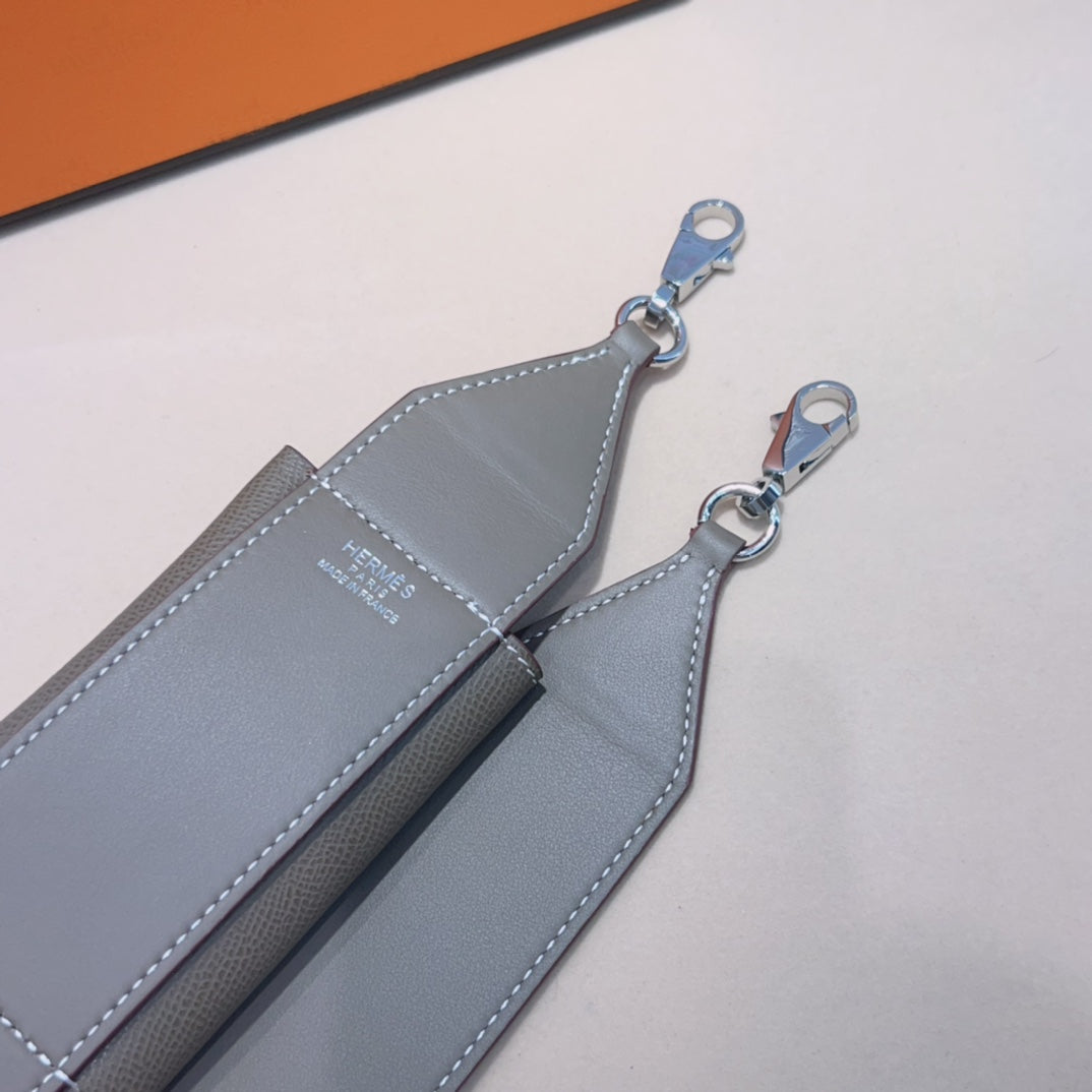 Bandoulière Kelly Pocket 50 mm en cuir Epsom gris avec quincaillerie argentée 