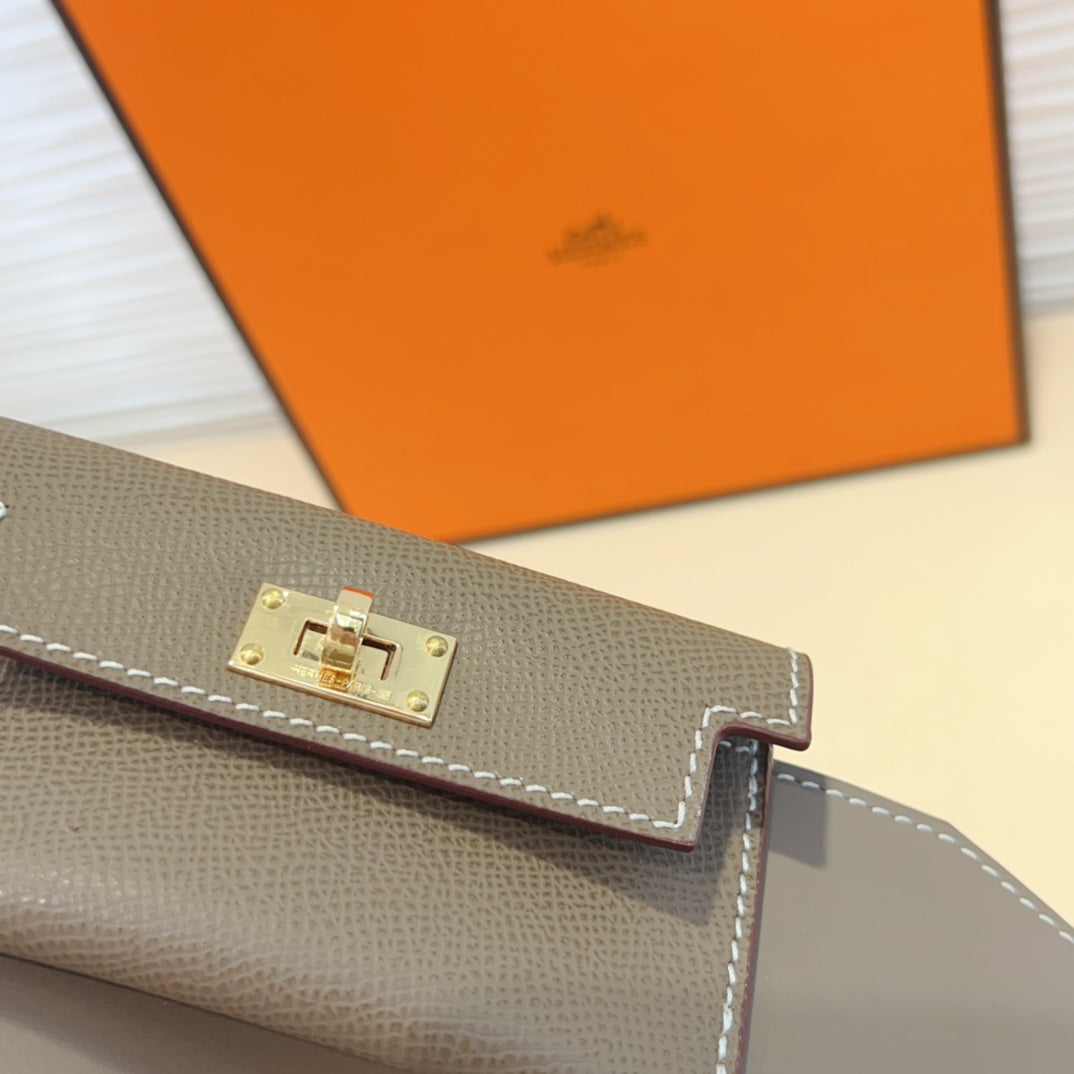 Bandoulière Kelly Pocket 50 mm en cuir Epsom gris avec quincaillerie dorée 