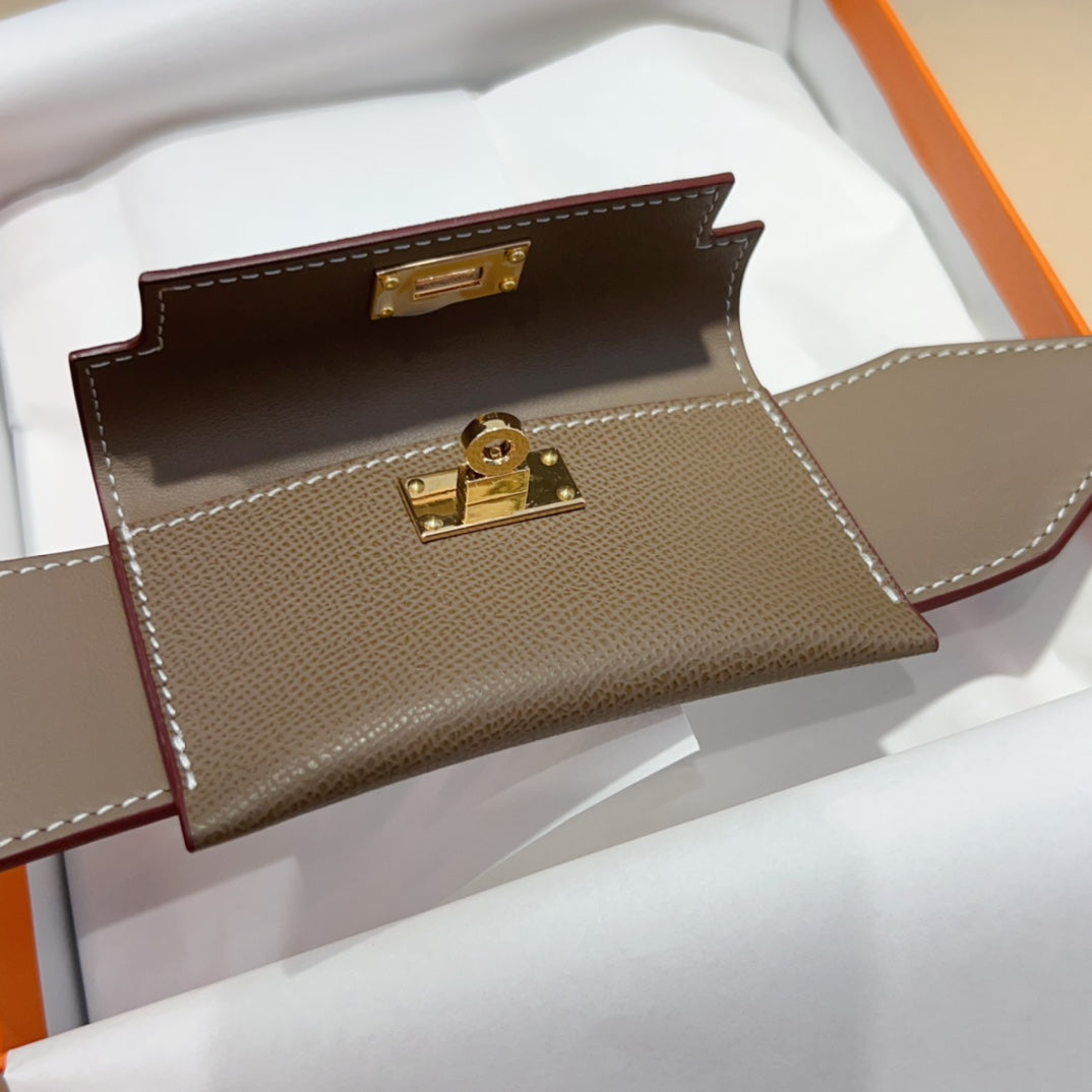 Bandoulière Kelly Pocket 50 mm en cuir Epsom gris avec quincaillerie dorée 