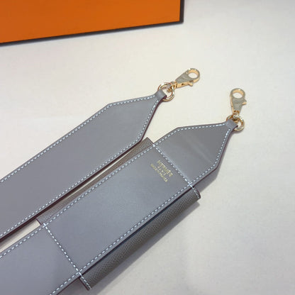 Bandoulière Kelly Pocket 50 mm en cuir Epsom gris avec quincaillerie dorée 
