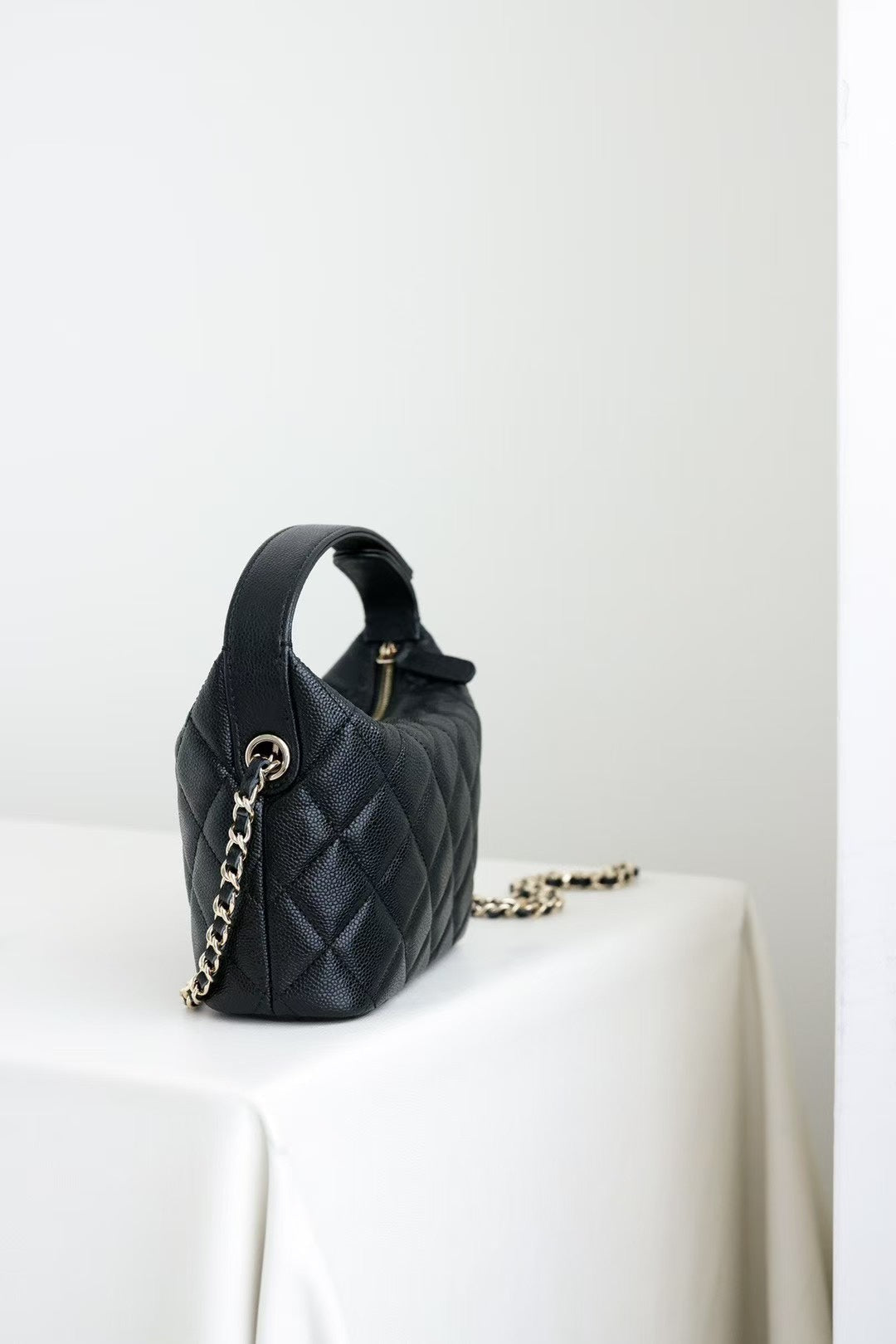 Sac Hobo CC 25C en cuir de veau caviar noir, accessoires argentés 243623